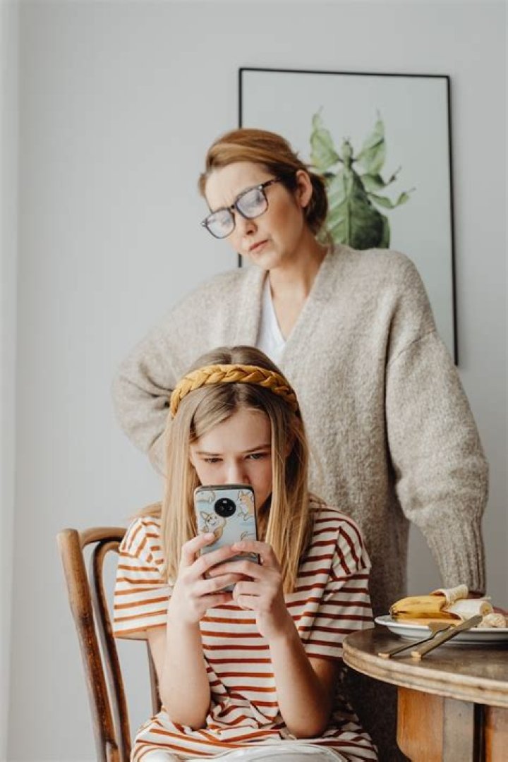10 Signs Your Mom Doesn’t Love You: Find Empowerment And Healing