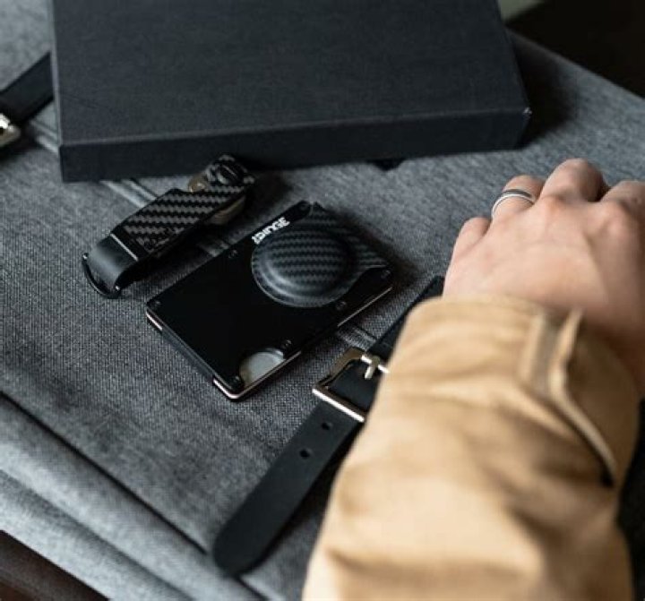 15 Best Metal Wallets – Protective And Stylish Options 2024