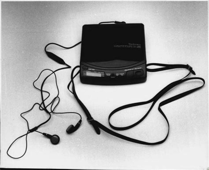 15 Pieces Of ‘90s Technology That Used To Seem So High-Tech