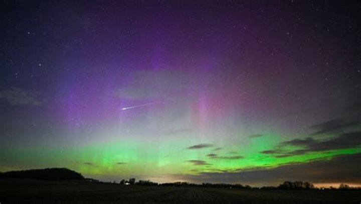 18-year-old captures northern lights over Illinois