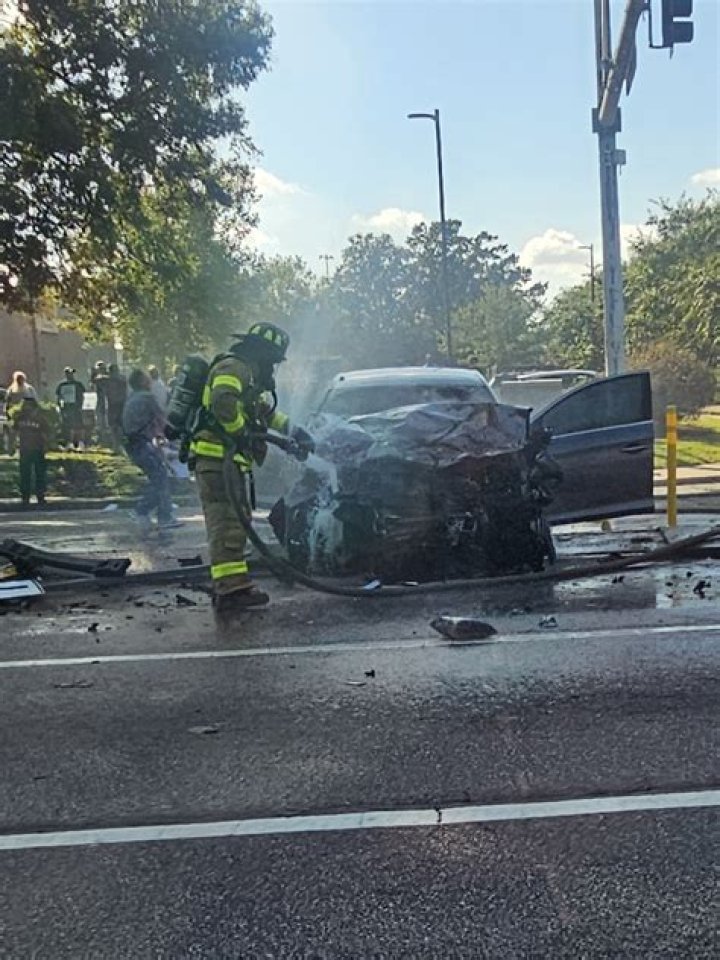 2 car crash leaves 5 hurt, 2 critically injured