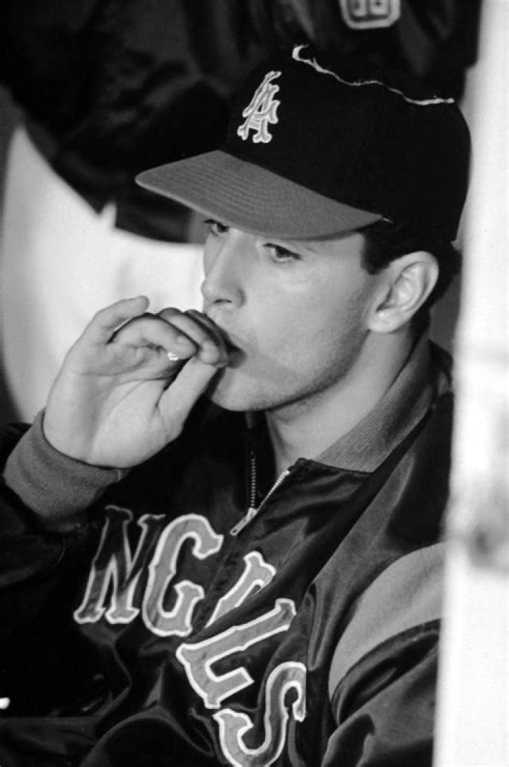 20 NFL Players Who Were Caught Smoking (Cigarettes & Weed)