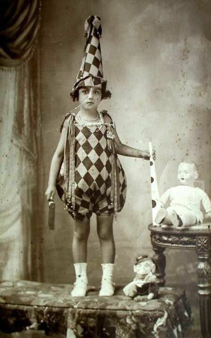 58 Spooky Photos of Vintage Halloween Costumes