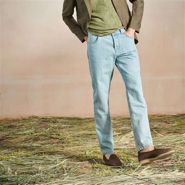 6 Best Jeans For Men With No Butt – Top Fitting Pairs In 2024