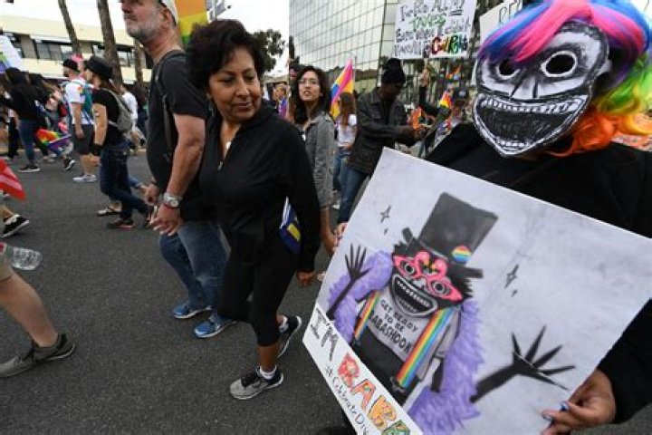 9 Gender Neutral Halloween 2017 Costumes You Can Wear Alone Or In Groups