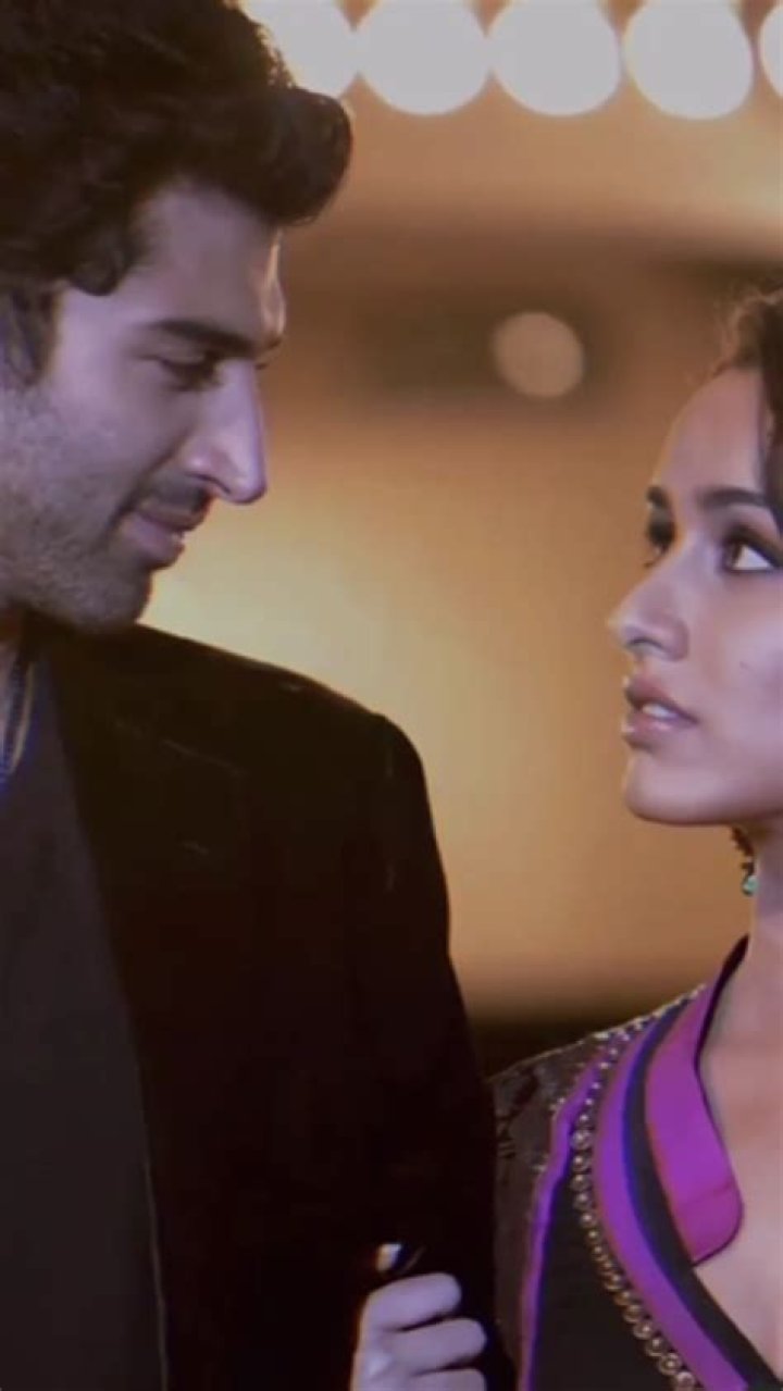 Aditya Roy Kapur and Sara Ali Khan shoot romantic scenes for Metro In Dino in Delhi; DETAILS inside