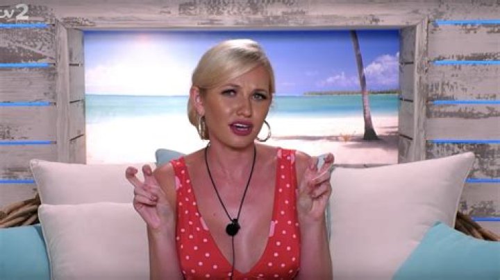 Amy Hart leaves the villa with a teary-eyed speech