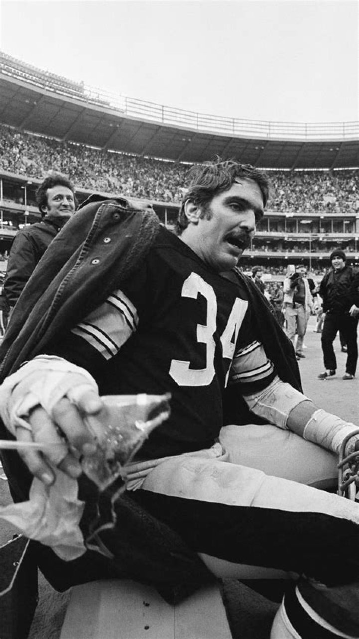 Andy Russell, a star outside linebacker who helped turn the Steelers into champions, dies at 82