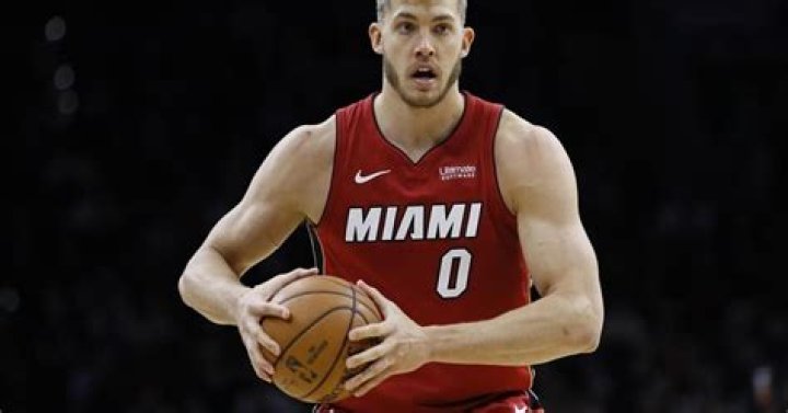 AP source: Bucks give Meyers Leonard chance to resume career
