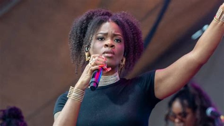Ari Lennox Faces Danger – How a Simple Water Bottle Disrupted Her Concert