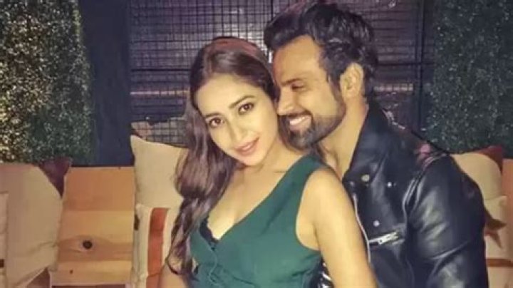 Asha Negi's heartwarming video with mom captures fans' hearts; here's how Rithvik Dhanjani reacted