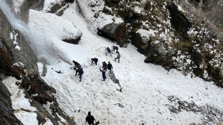 Avalanches trap 1,000 tourists at skiing spot in China