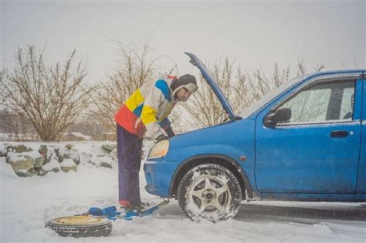 Avoid Christmas chaos with two-minute car check or risk ‘massive engine damage’ this winter