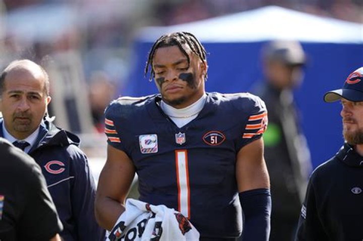 Bears QB Justin Fields has dislocated thumb and is doubtful to play against Raiders