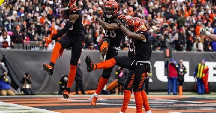 Bengals’ Mixon celebrates TD with coin flip