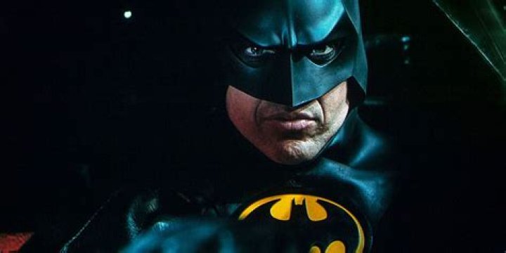 Best Look Yet at Batman Costume in Behind-the-Scenes Image