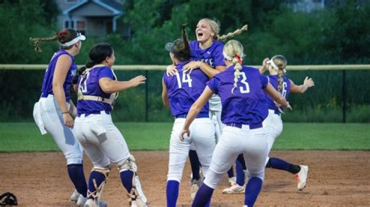 Bettendorf Bulldogs fall 7-1 against Ankeny Centennial in State softball play, 29-10 for the season