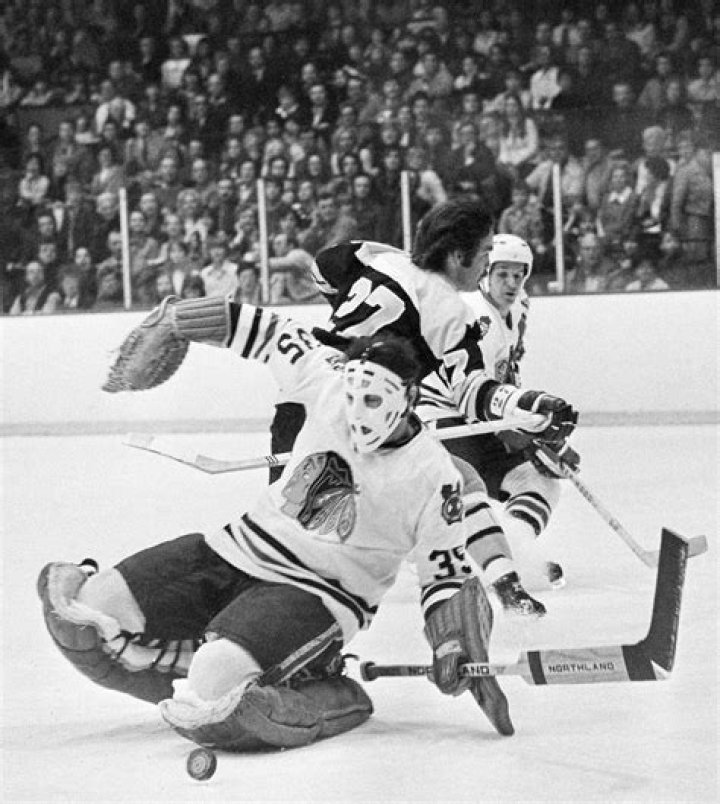 Blackhawks Hall of Fame goaltender Tony Esposito dies at 78