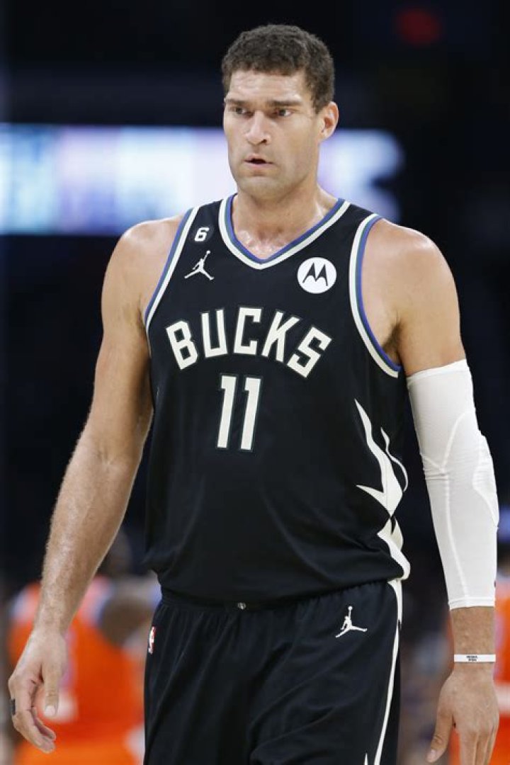Brook Lopez Bio: NBA & Net Worth [2023 Update]