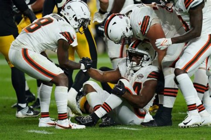 Browns star Nick Chubb to undergo surgery on season-ending knee injury; Kareem Hunt in for visit