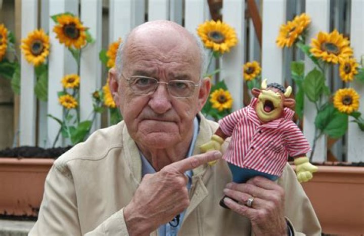 Bullseye fans cash in on the death of Jim Bowen by flogging Bully toys