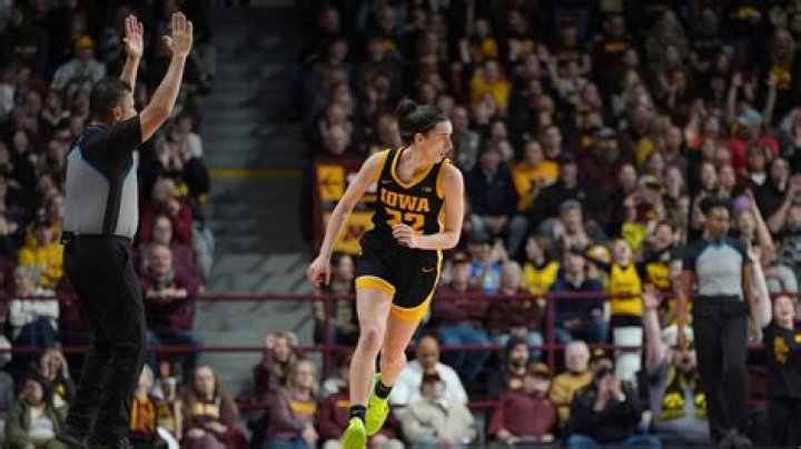 Caitlin Clark’s 33-point game moves her past Lynette Woodard for the major college scoring record