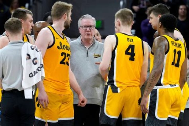 Career-high 24 points from Josh Dix lift Hawkeyes at Northwestern