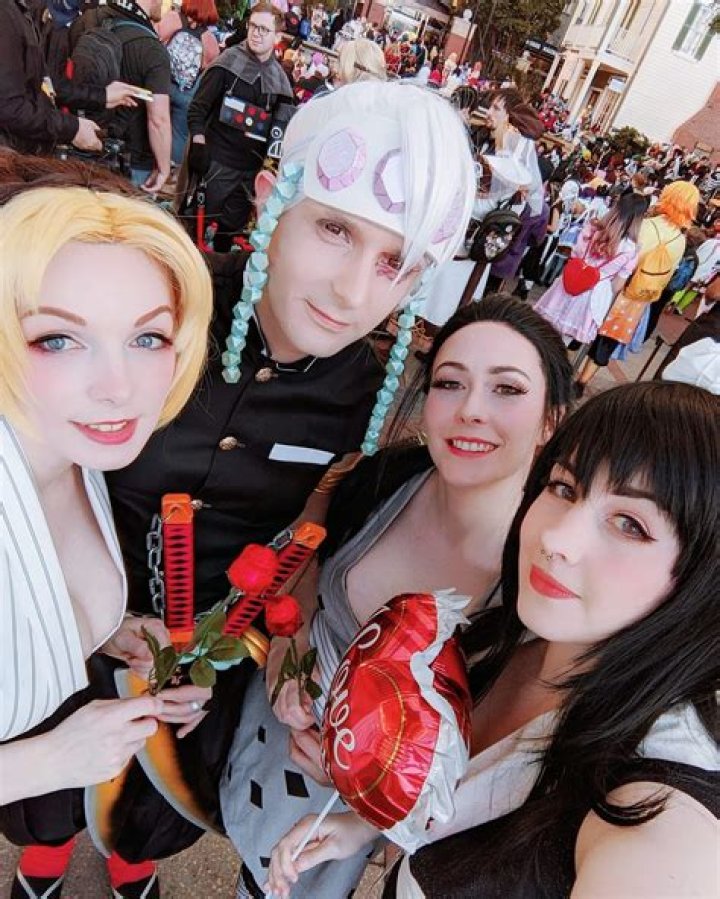 Demon Slayer Cosplay Takes Tengen Uzui and His Wives On a Date