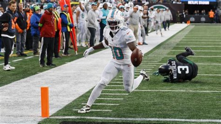 Dolphins’ newlywed Tyreek Hill scores against Jets and gives TD ball to his wife in the stands