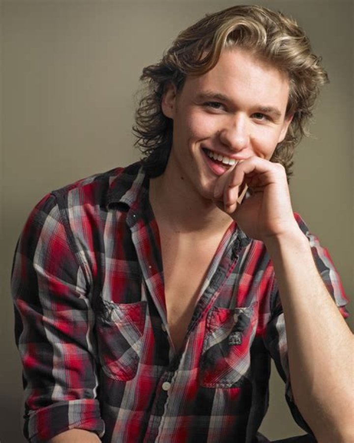 Dylan Playfair’s Age, Girlfriend, Height, Net Worth – Wiki
