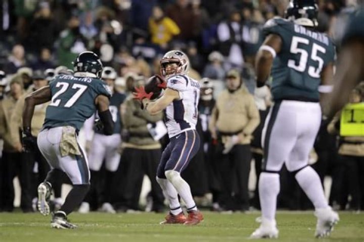 Edelman’s TD pass leads Patriots over Eagles 17-10