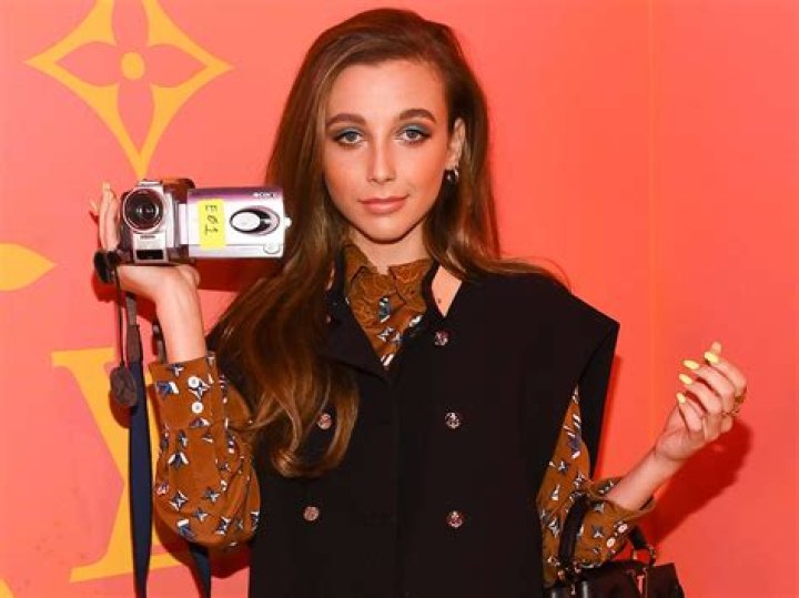 Emma Chamberlain Parents, Ethnicity, Wiki, Biography, Age, Boyfriend, Career, Net Worth