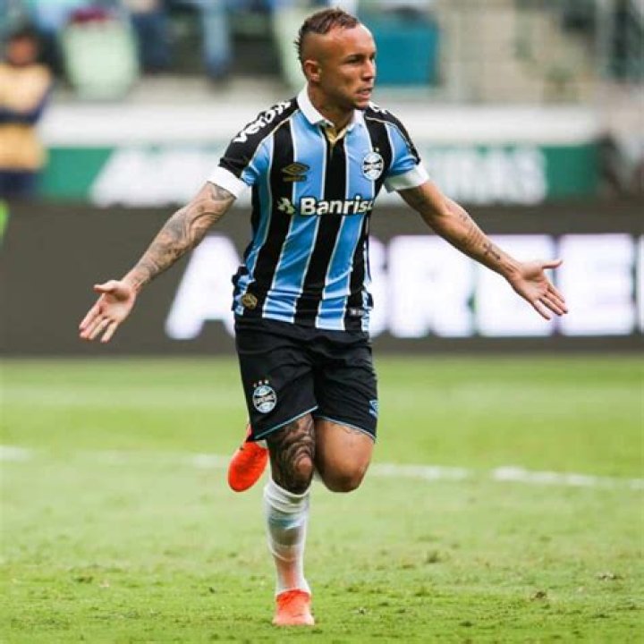 Everton Soares [2024 Update]: Early Life, Career & Transfer News
