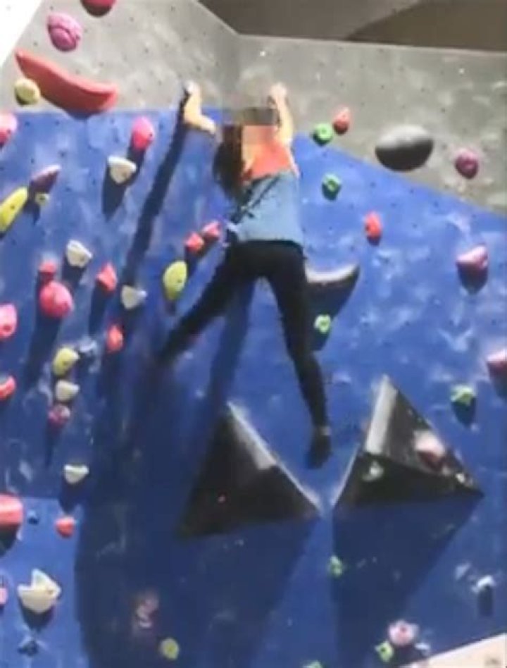 Eye-watering moment rock climber dislocates her elbow after falling while bouldering at centre in Swindon