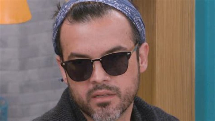 Fake Elvis from Big Brother has a fake apology to share