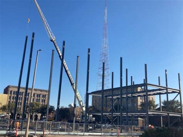 Frame of new QC federal courthouse rises