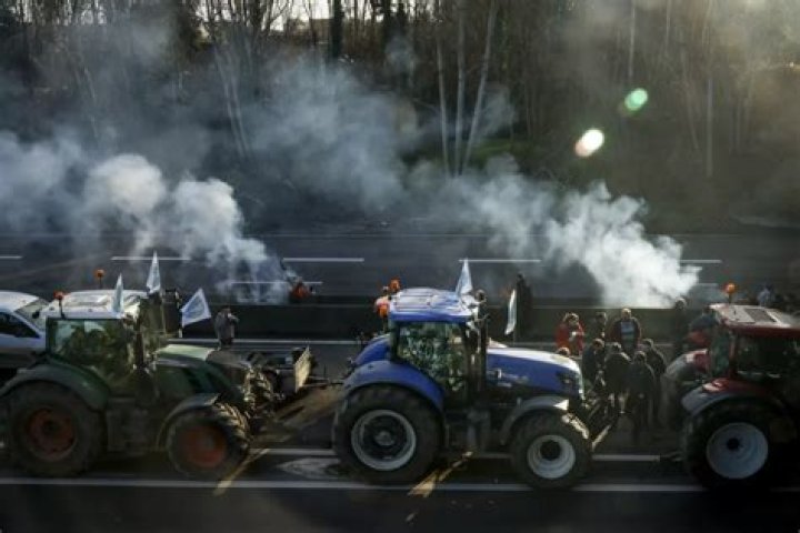 French farmers vow to continue protesting despite the government’s offer of concessions