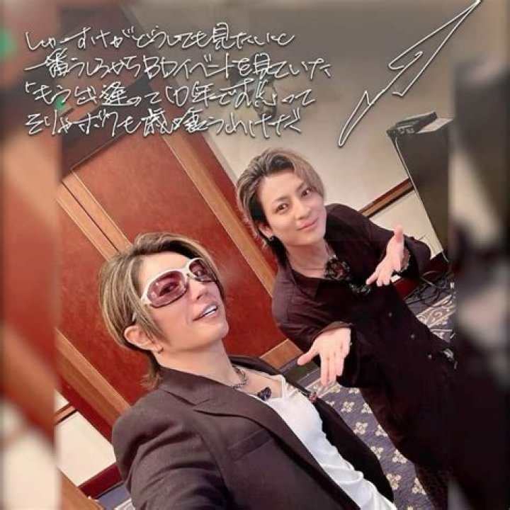 GACKTのInstagramの歴史。妹・ﾊﾞｽﾀｵﾙ・中指・足・ﾍﾞﾝﾄﾚｰ(画像)