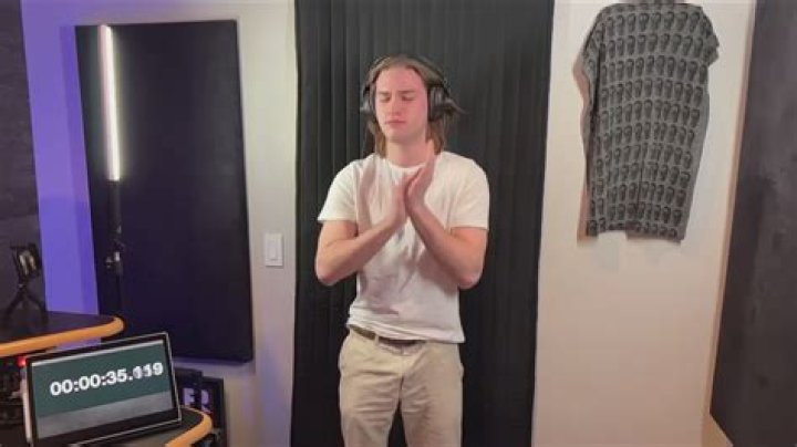 Give him a hand! QC man holds world record for clapping