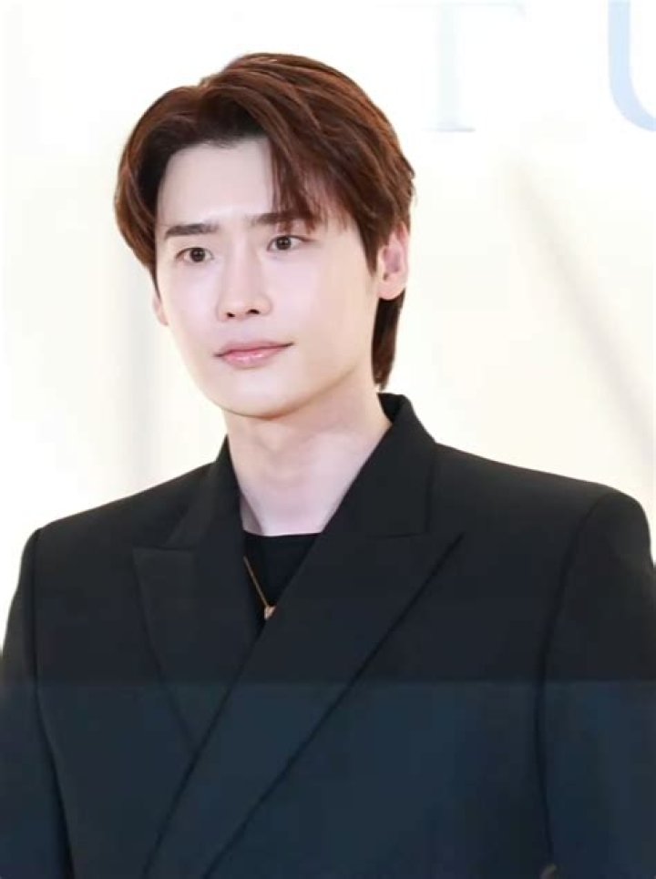 Go Min Si and Lee Jong Suk decline offer to star in upcoming drama by Descendants of the Sun director