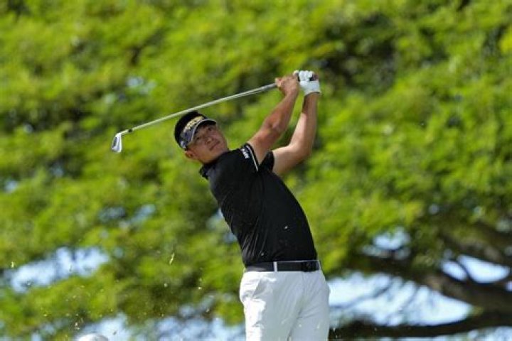 Grayson Murray rallies late to win Sony Open in a 3-way playoff