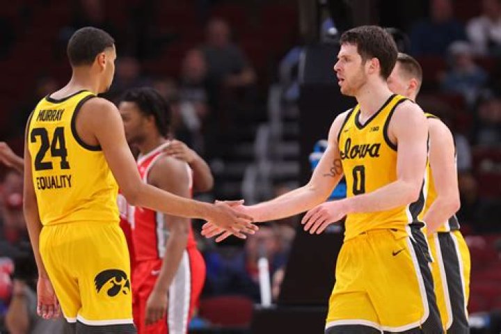Hawkeyes’ Kris Murray and Filip Rebraca share Chris Street Award