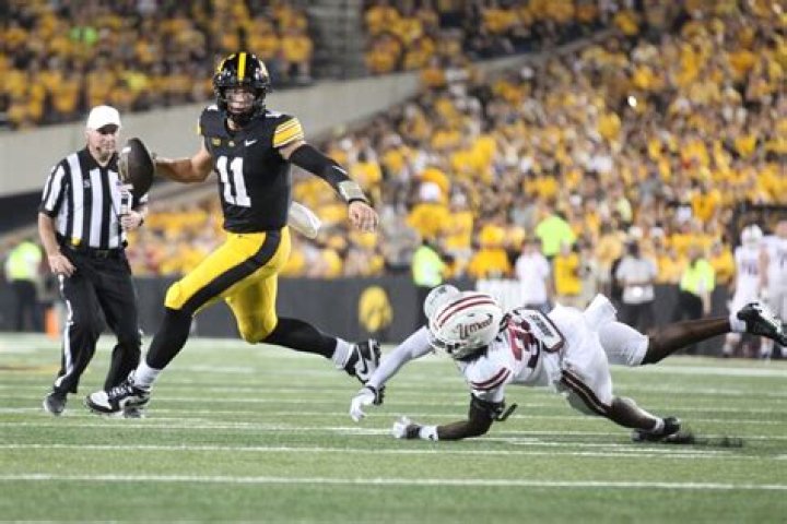 Hawkeyes roll Croatia, finish foreign tour 3-0