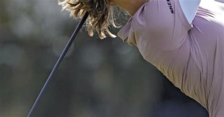 Henderson stalls but still leads by 3 in LPGA season opener