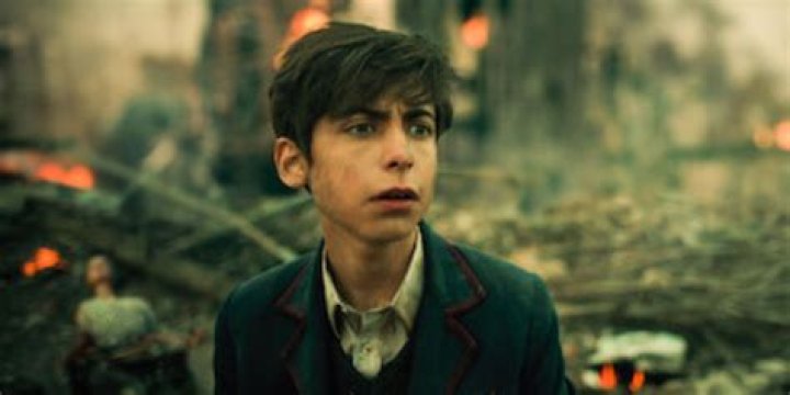 Here's How Much Robert Sheehan From Umbrella Academy Is Actually Worth