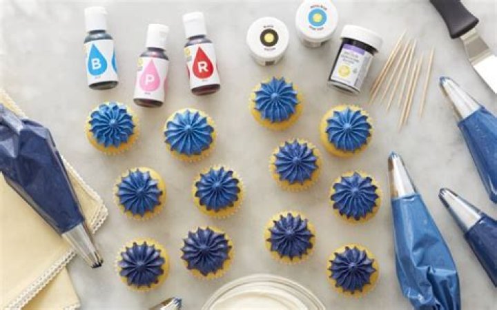 How do you make royal blue royal icing?