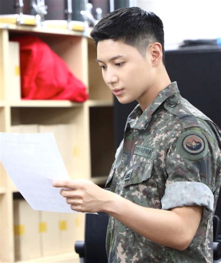 How long will Taemin be in the military? Kpop singer sets off for service!