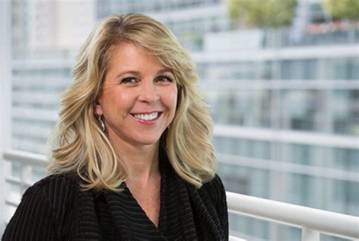 How old is the managing director of Charles Schwab, Liz Ann Sonders according to her Wikipedia biography?