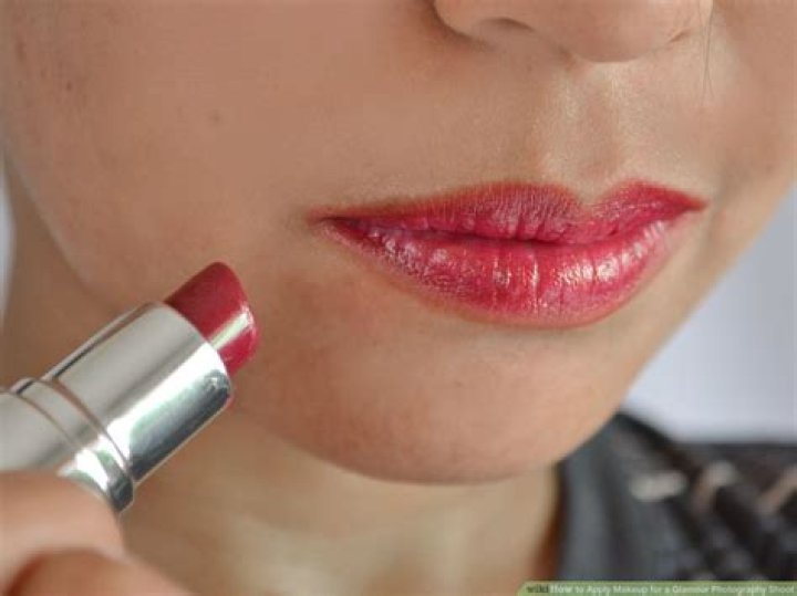 How to apply makeup for a glamour photography shoot