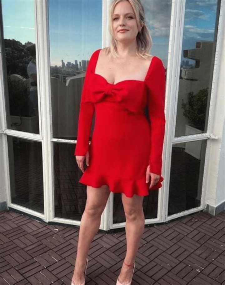 Is Elisabeth Moss Pregnant? Examining the Internet Buzz and Paparazzi Shots Fueling the Speculation!